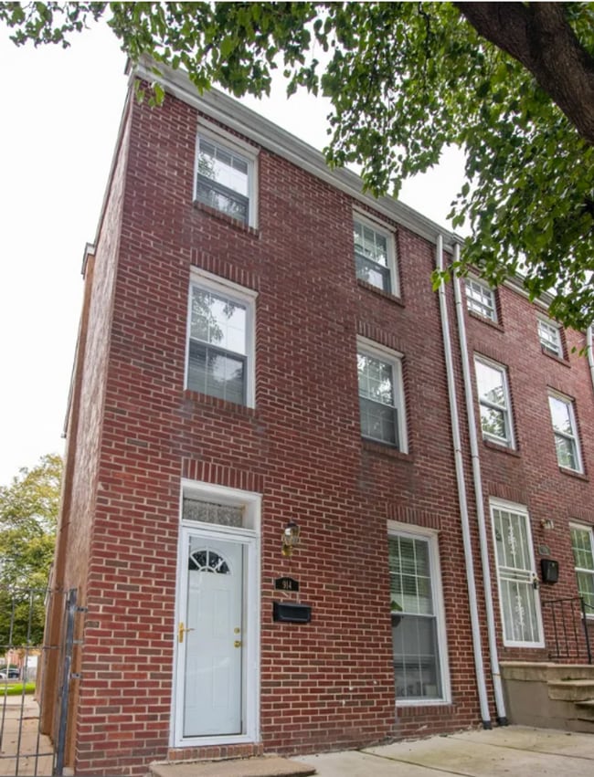 Building Photo - 914 N Eden St