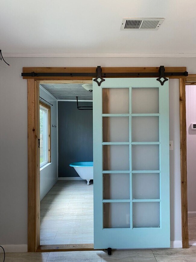 Foto del edificio - Charming updated 2 Bedroom, 2 full bath ho...