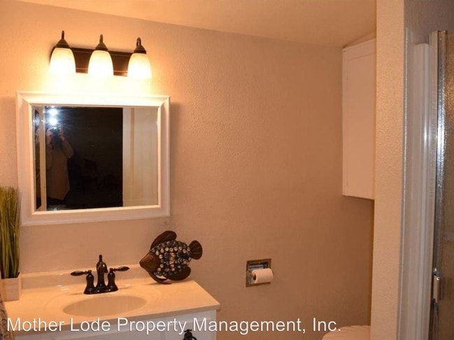 Building Photo - 2 br, 1.5 bath House - 23165 Tuolumne Drive