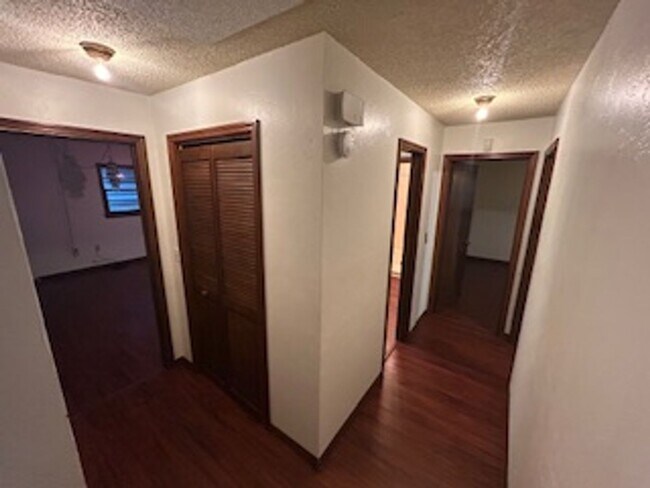Foto del edificio - Spacious 3-Bedroom Home with Fenced Yard &...