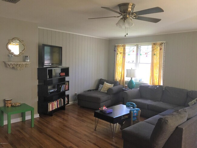 Foto del edificio - 1337 Menna St