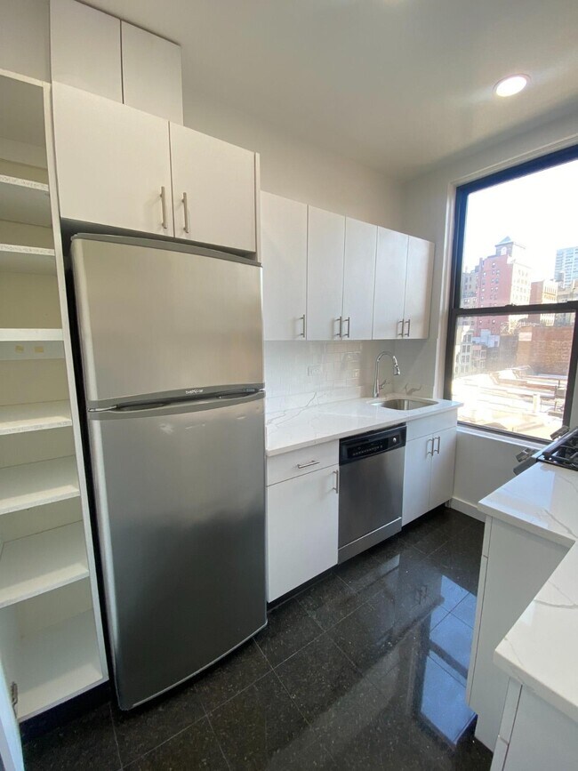 Foto del edificio - 166 W 72nd St