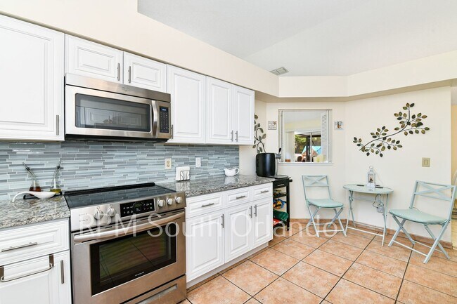 Foto del edificio - 4 Bedroom, 2 bathroom, 2 car garage, pool, backyard, close to Universal Studios and International...