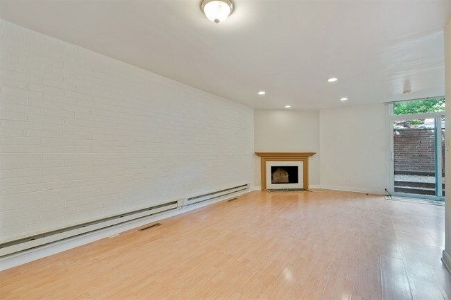 Foto del edificio - 2220 N Kenmore Ave