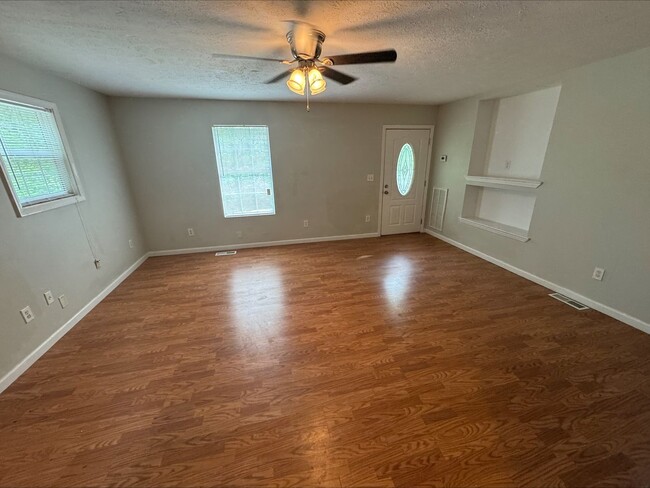 Building Photo - Downtown Living! 1 Bedroom, 1 Bathroom Hom...