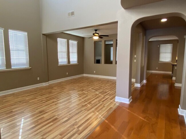 Foto del edificio - Lincoln Crossing 6 bedroom home with new c...