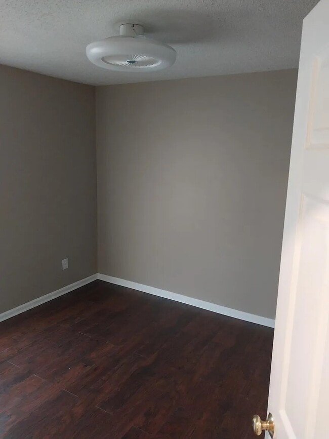 Building Photo - 1716 Pebble Ridge Dr