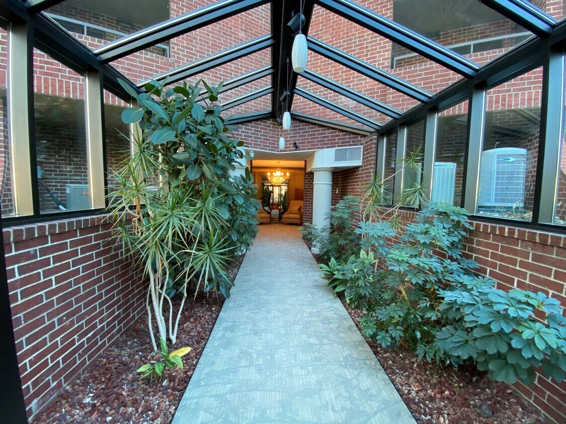 Primary Photo - 2880 Grand Ave