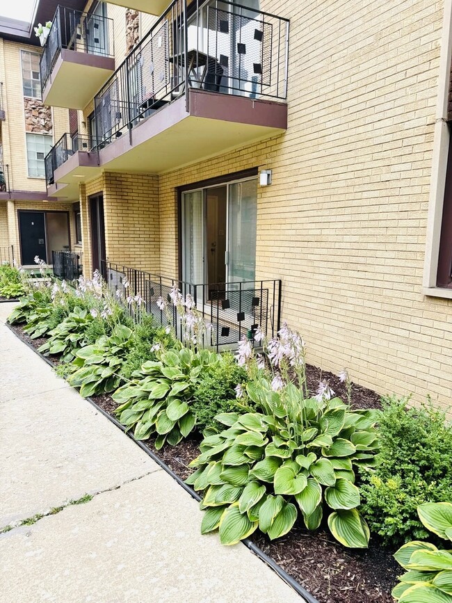 Building Photo - 10425 S Hale Ave