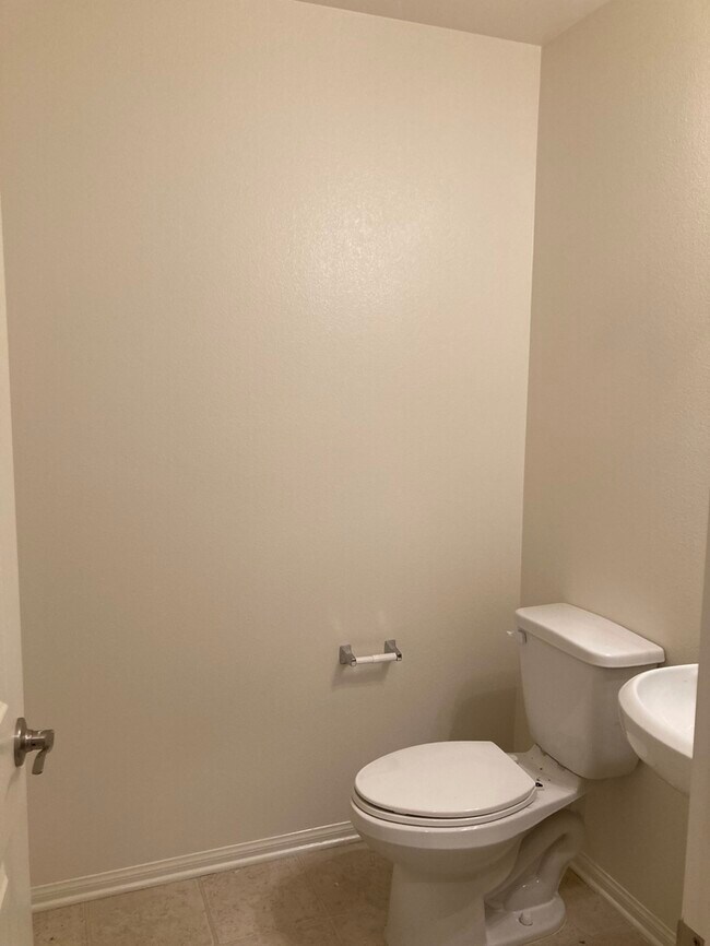 Foto del edificio - Newer Townhouse for lease in Eastvale.