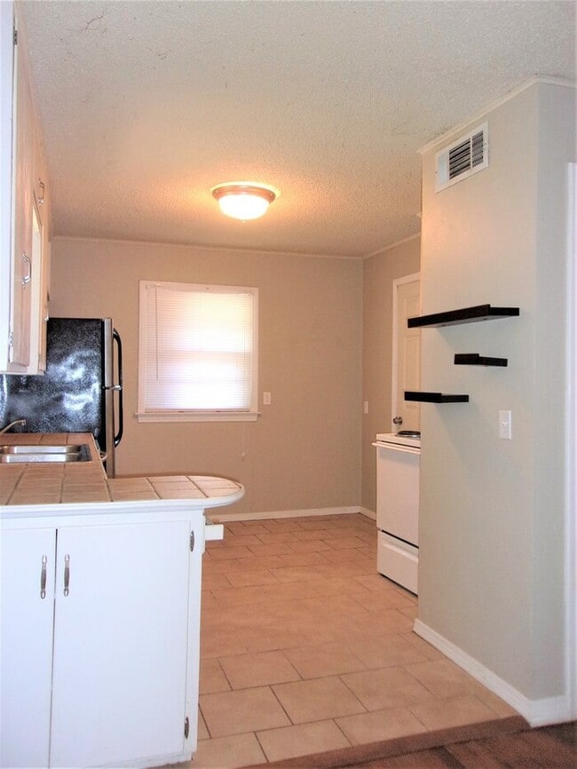 Building Photo - 3 BED 1 BATH IN CASADY HEIGHTS ADDITION OF THE VILLAGE