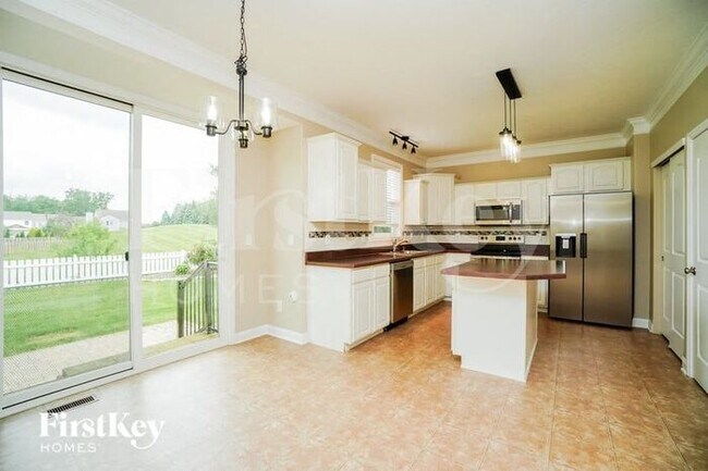 Foto del edificio - 106 Fox Glen Dr W