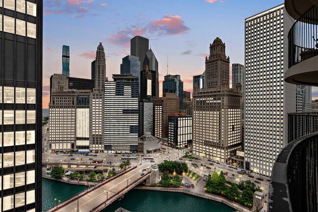 Foto del edificio - 300 N State St