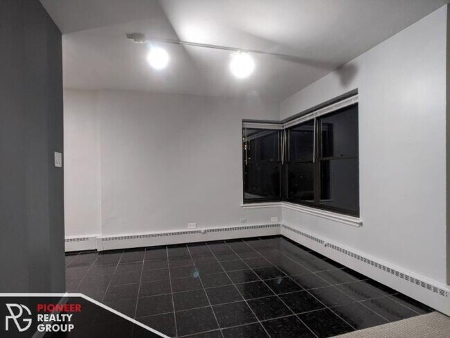 Building Photo - 1 bedroom in CHICAGO IL 60660