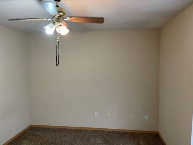 Building Photo - 317-323 Vista Ct