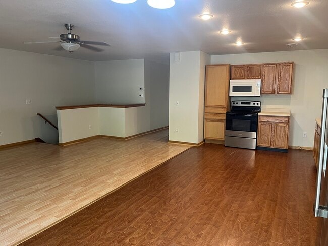 Building Photo - 442 N Parker Dr