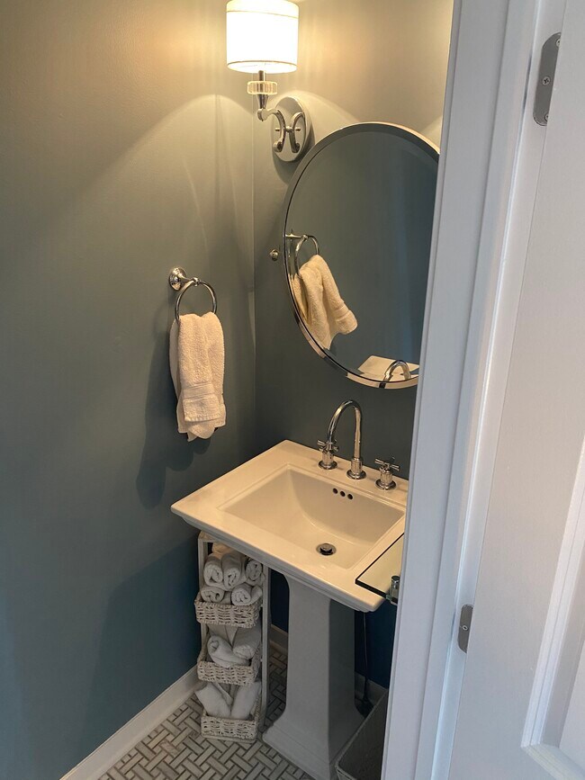 Baño en la planta baja - 1336 W Fillmore St