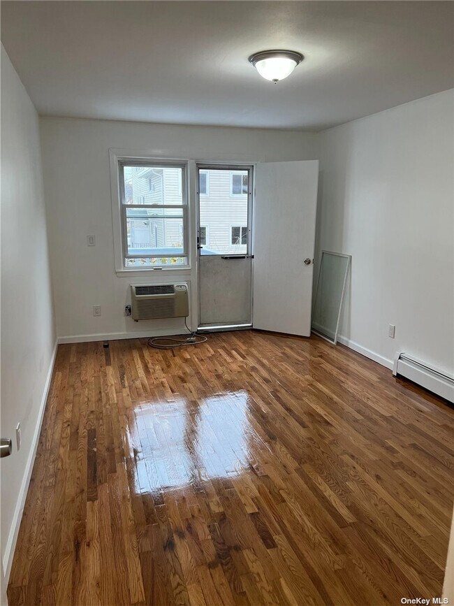 Foto del edificio - 240-53 68th Ave
