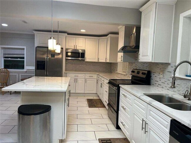 Foto del edificio - 3415 Glensford Dr