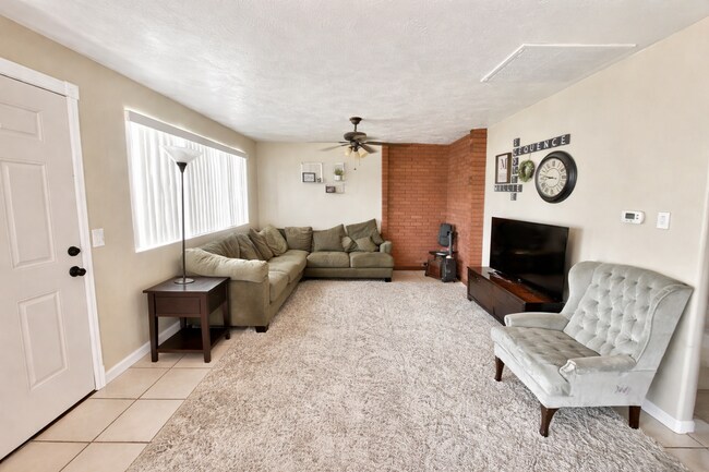 Building Photo - 2 Bed 1 Bath!