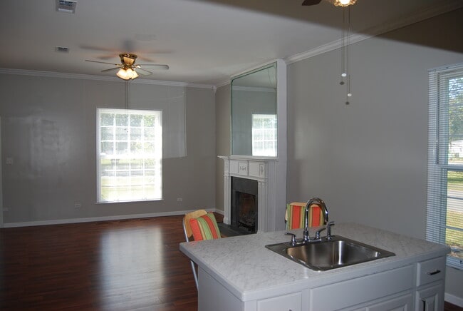 Building Photo - 632 Brookhaven St