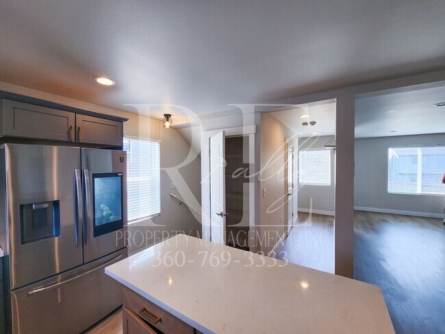 Building Photo - Modern, Spacious, & Conveniently Located H...