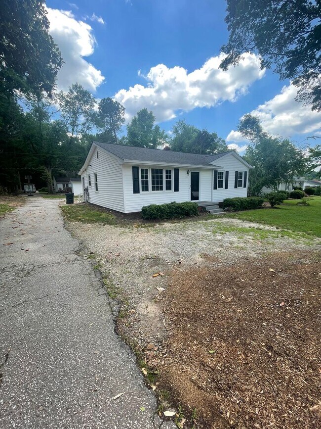 Foto del edificio - 3 Bedroom 1 Bath Ranch In Fountain Inn!!!!...