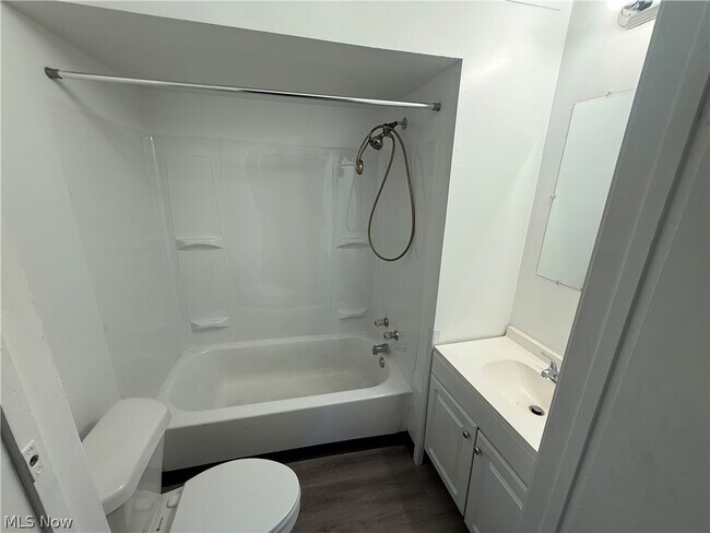 Foto del edificio - 2063 W 104th St