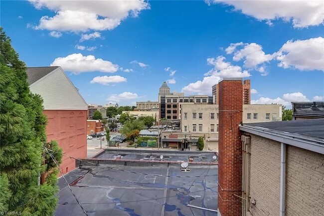 Building Photo - 1 bedroom 1 bathroom Downtown Living Spacious Condo in the heart of Greensboro