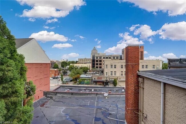 Foto del edificio - 1 bedroom 1 bathroom Downtown Living Spacious Condo in the heart of Greensboro