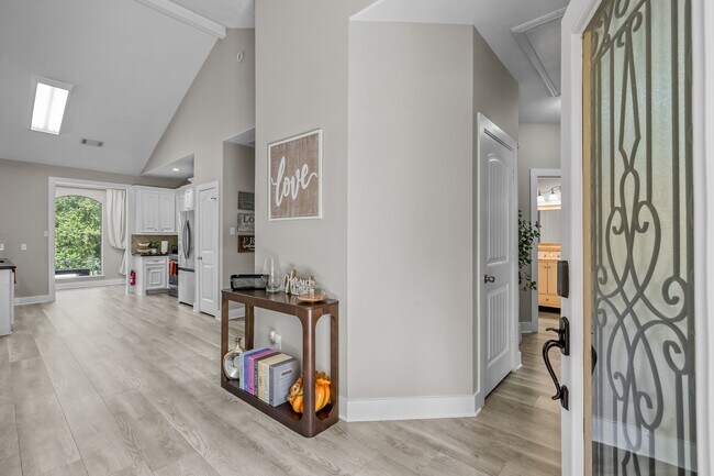 Building Photo - 13847 Pkwy Manor Dr