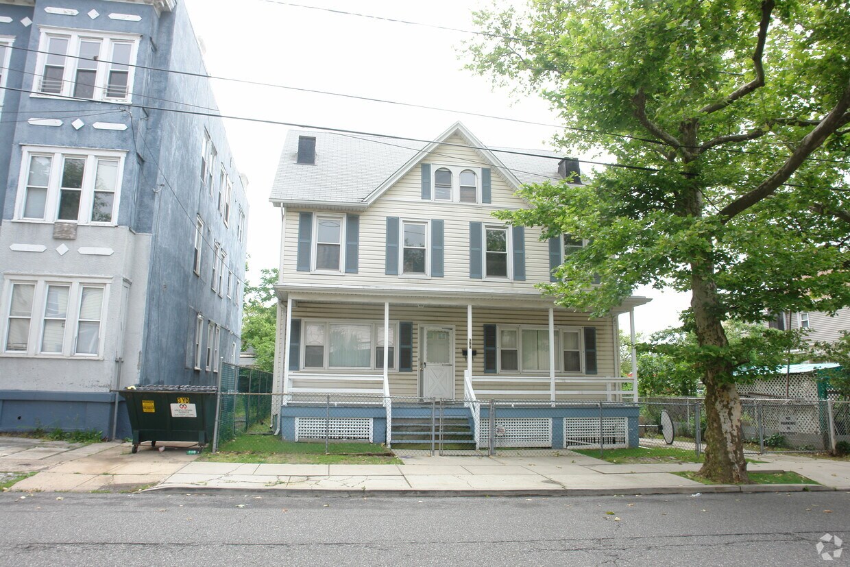 Primary Photo - 394 Mechanic St