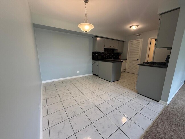 Building Photo - 1305 Kingsbury Dr