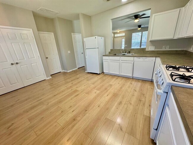 Foto del edificio - 2119 Rustling Trees Way