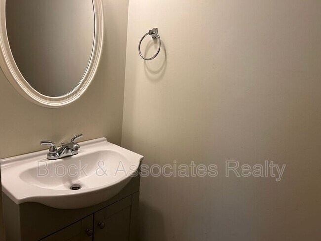 Foto del edificio - 5147 Fiddlers Run Dr