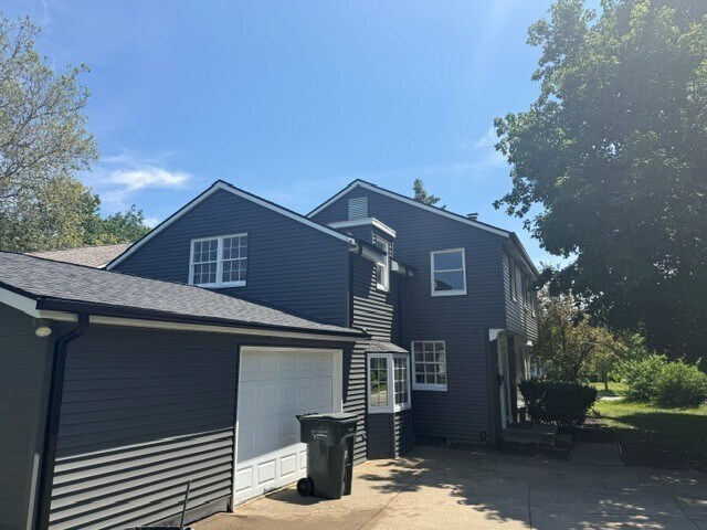 Se está llevando a cabo la renovación del revestimiento exterior. - 716 S Twyckenham Dr