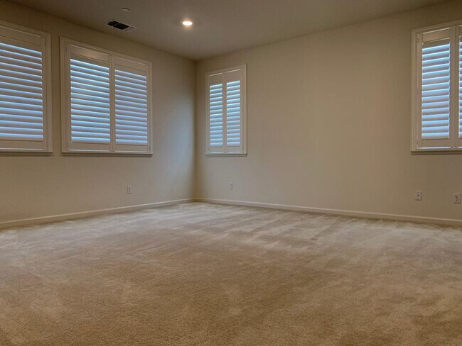 Foto del edificio - $6290 -- STUNNING 5 BEDROOM MODEL HOME IN NORTH FREMONT BUILT IN 2017