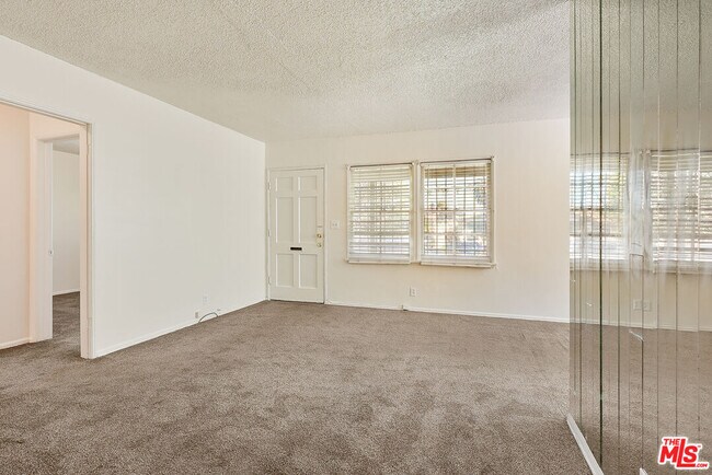 Foto del edificio - 1634 W 52nd St