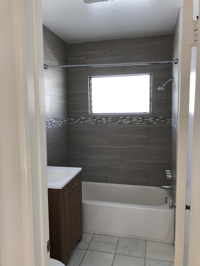 Building Photo - 940 S Venice Blvd