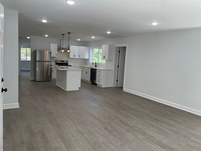 Building Photo - NEWLY REMODLED 3 BED, 2 BATH BRICK HOME LO...
