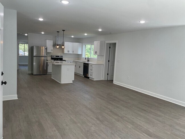 Foto del edificio - NEWLY REMODLED 3 BED, 2 BATH BRICK HOME LOCATED IN ASHEBORO! $1,750 RENT $1,750 DEPOSIT