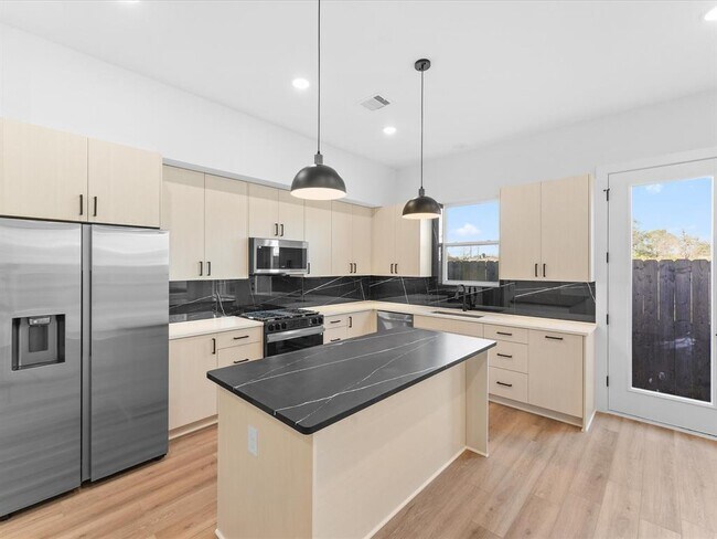 Building Photo - 227 Noras Ln