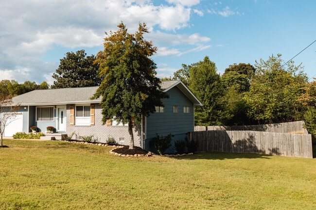 Building Photo - 417 Forest Glen Dr