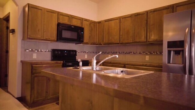 Building Photo - Spacious 3 bed, 2 Bath Home