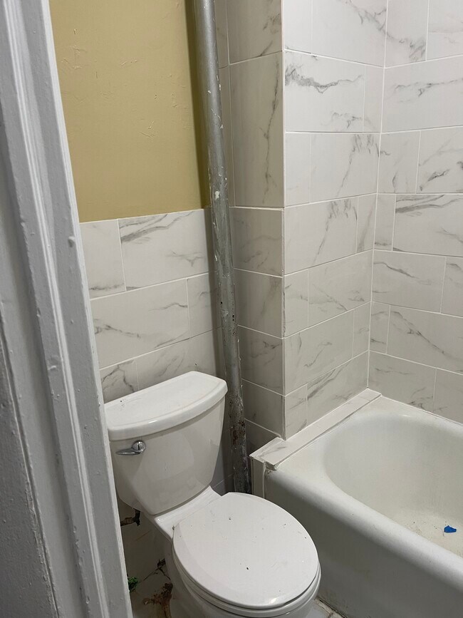 Bathroom - 3526 Crescent St