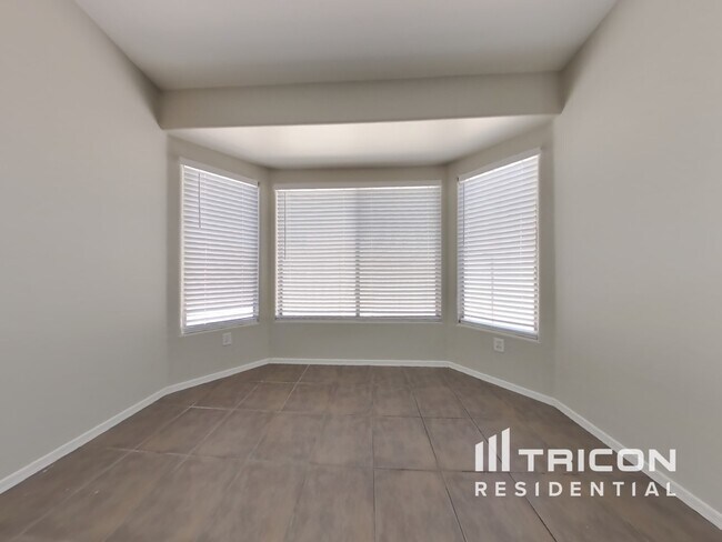 Foto del edificio - 13712 W Solano Dr