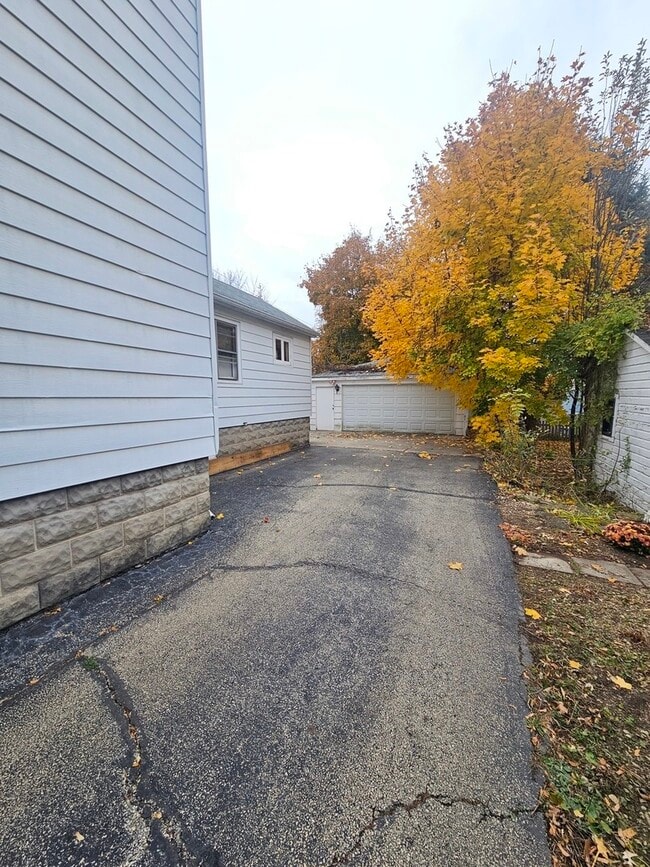 Building Photo - 211 Edwards Ave