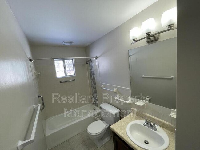 Foto del edificio - 3801 Lee Adams Ln