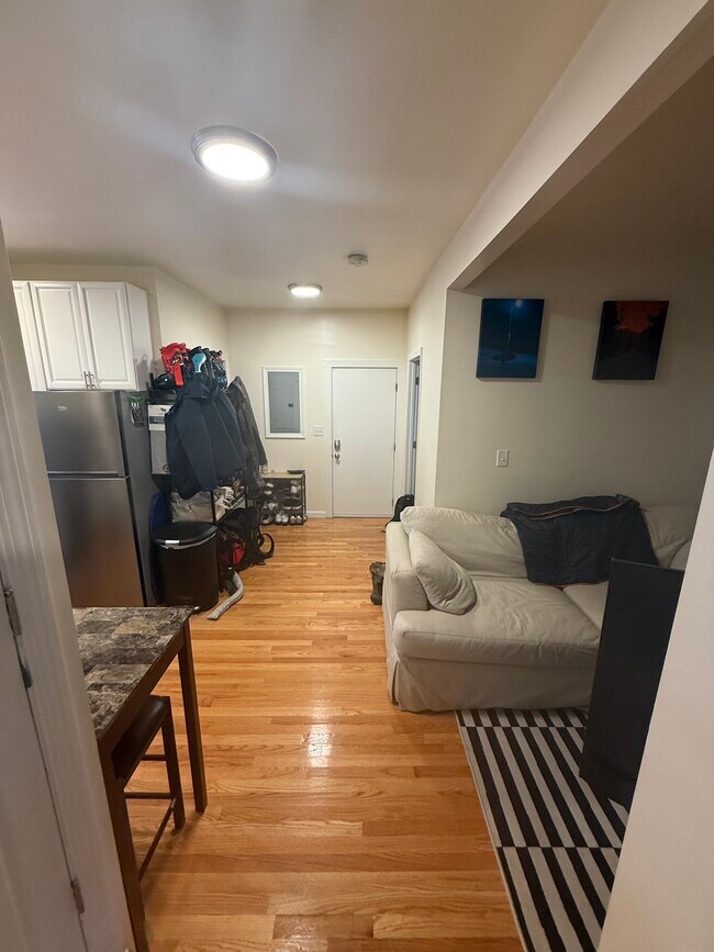 Foto del edificio - 527 E 3rd St