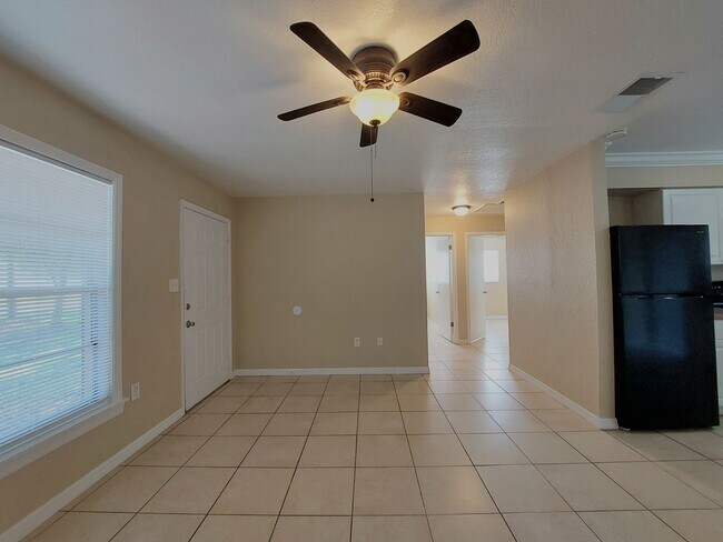 Building Photo - Beautiful 2 Bedroom, 1 Bathroom House in L...